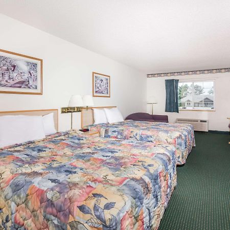 Super 8 By Wyndham Eagle River Buitenkant foto