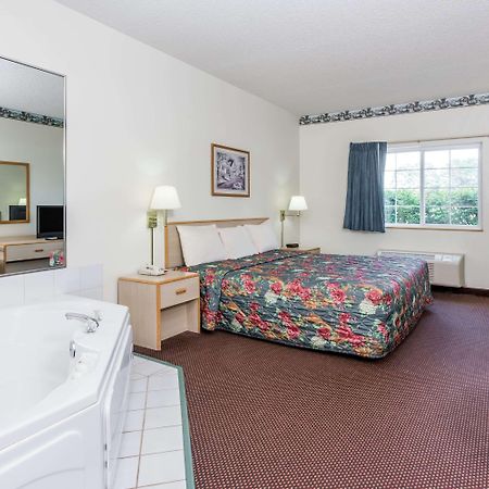 Super 8 By Wyndham Eagle River Buitenkant foto