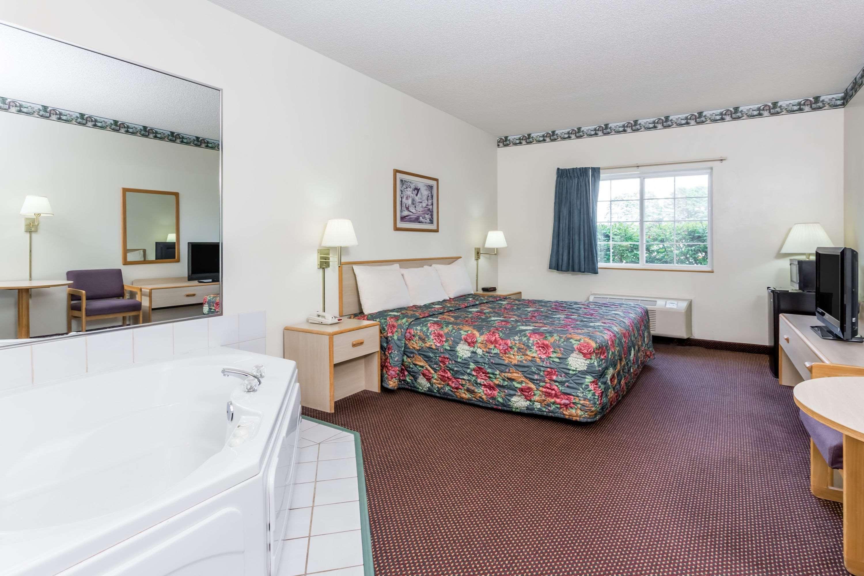 Super 8 By Wyndham Eagle River Buitenkant foto