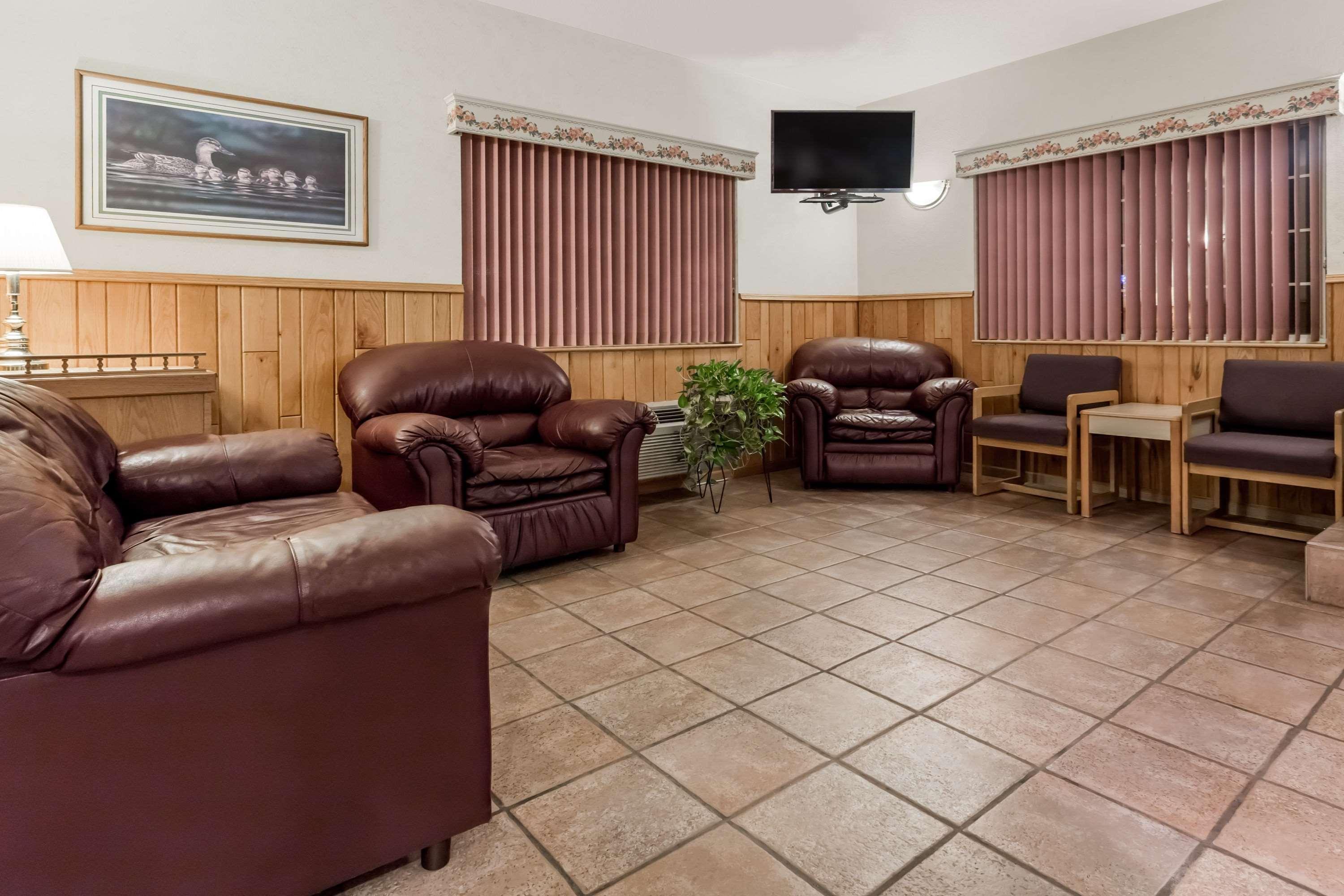 Super 8 By Wyndham Eagle River Buitenkant foto