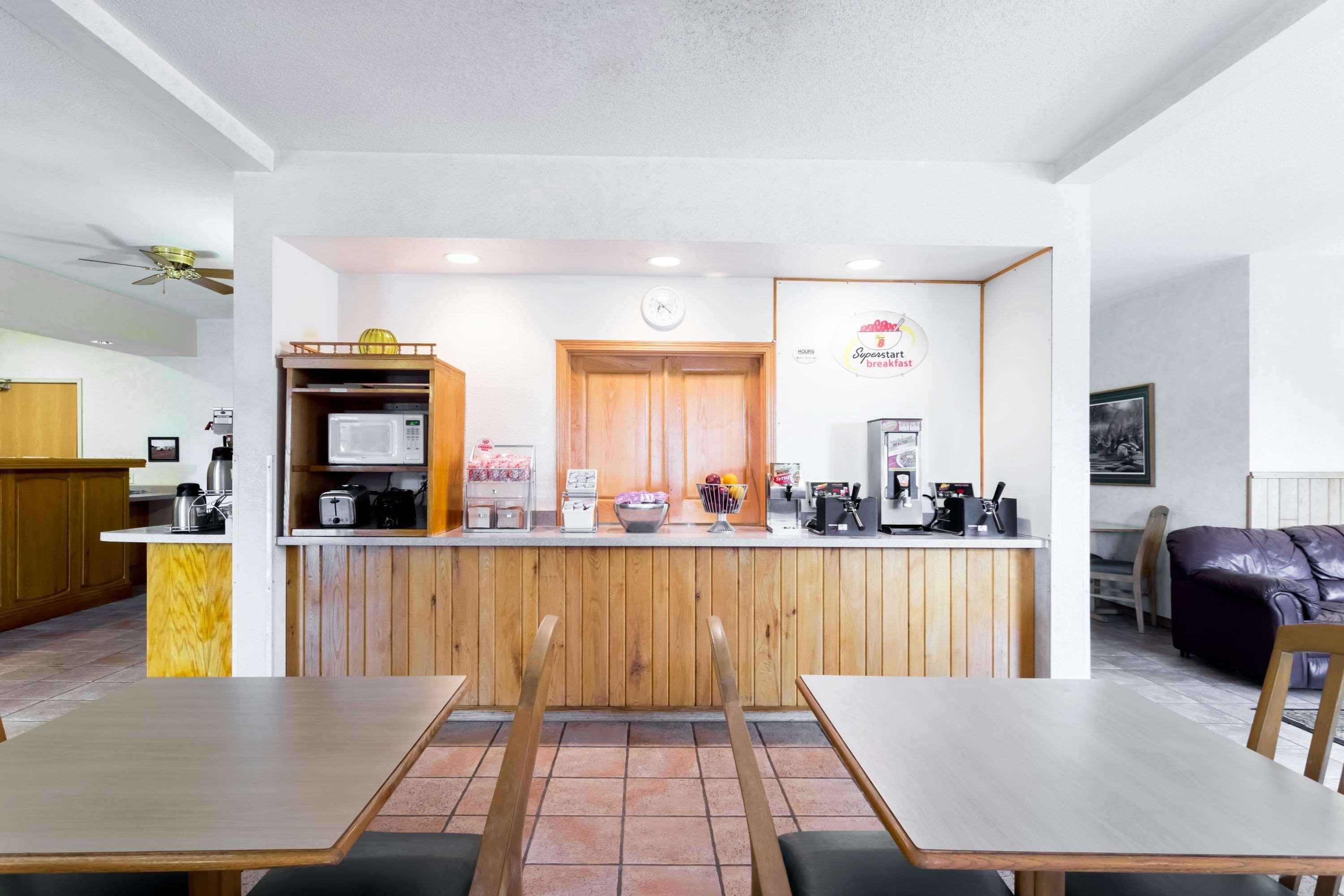 Super 8 By Wyndham Eagle River Buitenkant foto