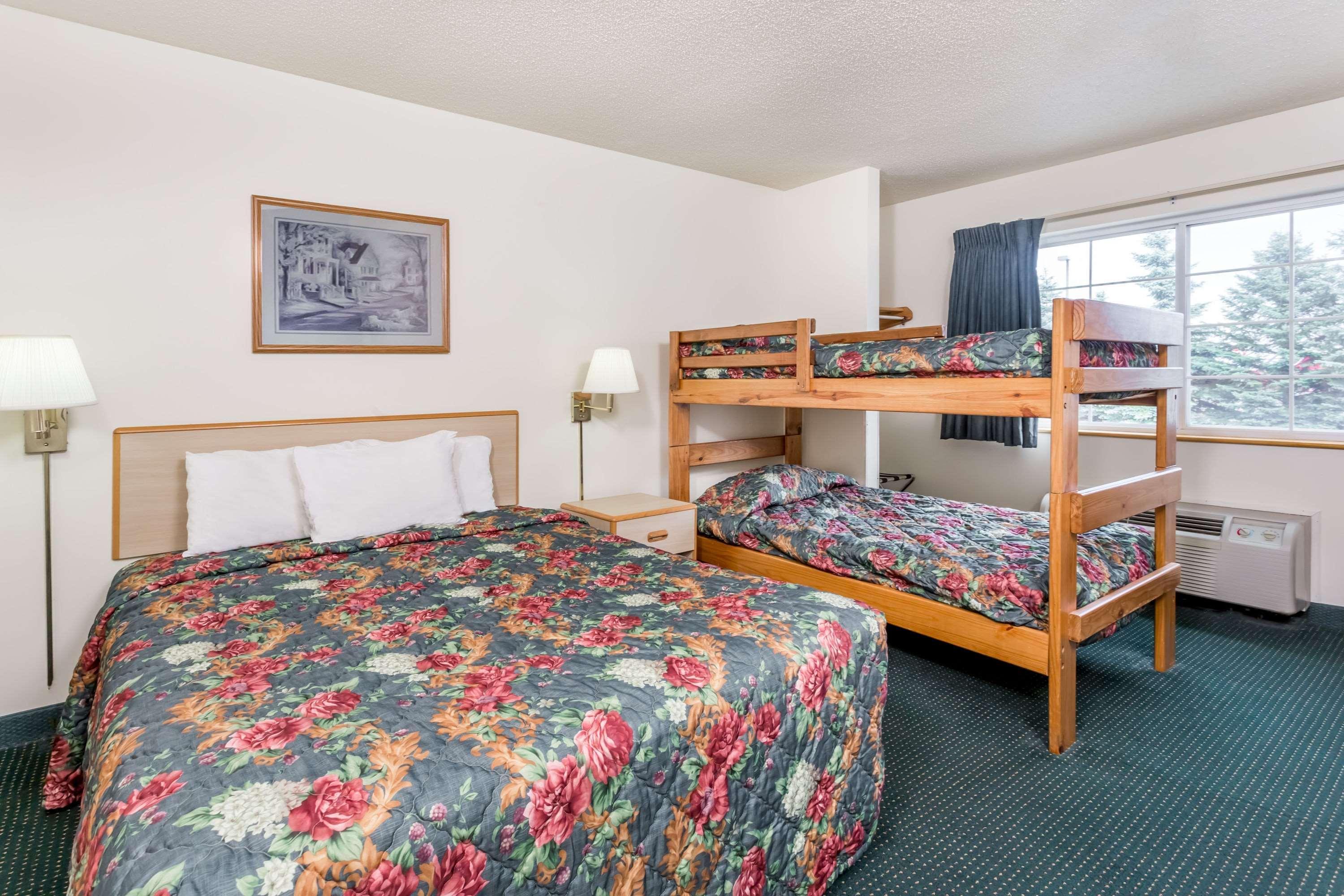 Super 8 By Wyndham Eagle River Buitenkant foto