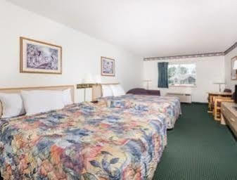 Super 8 By Wyndham Eagle River Buitenkant foto