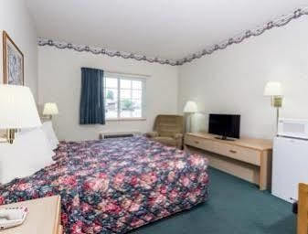 Super 8 By Wyndham Eagle River Buitenkant foto