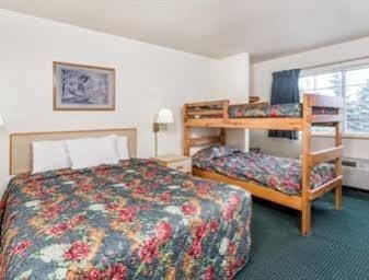 Super 8 By Wyndham Eagle River Buitenkant foto